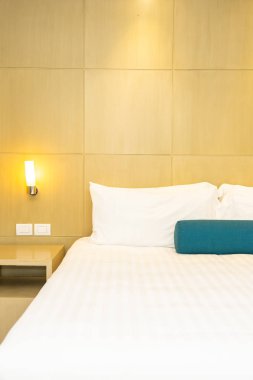 Yatak dekorasyon iç güzel beyaz yastık ve battaniye