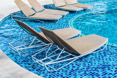 Boş sandalye bir koltuk almak ve açık yüzme po etrafında dinlenmek için