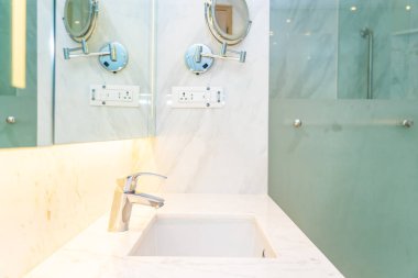 Banyo iç musluk suyu ve lavabo dekorasyon