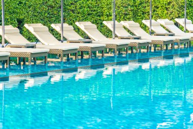 Otel re açık yüzme havuzu etrafında Şemsiye ve sandalye kanepe