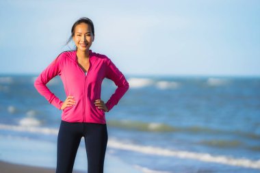 Portre güzel genç Asyalı kadın çalışan ve t üzerinde egzersiz