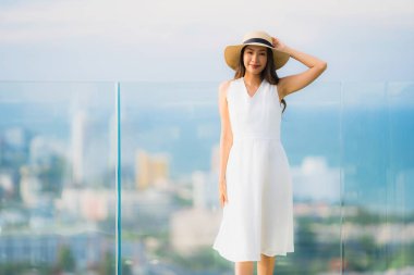 Portre güzel genç Asyalı kadın mutlu gülümseme ro üzerinde Relax