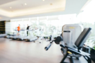Soyut Blur ve spor salonu interi içinde defocused fitness ekipmanları