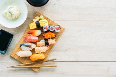 Somon balığı kabuk kabuklu karides ve diğer et suşi maki