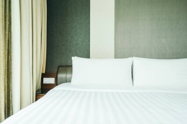 Yatak odasının iç tarafında beyaz yastık var.