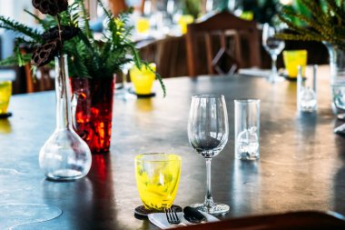 Yemek set ile Şarap kadehi kahvaltı öğle veya akşam yemeği hazırlamak