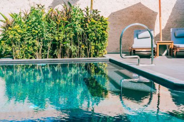 Şemsiye ve sandalye yakın deniz okyanus plaj wi yüzme havuzu etrafında