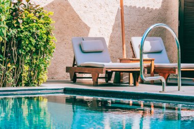 Şemsiye ve sandalye yakın deniz okyanus plaj wi yüzme havuzu etrafında