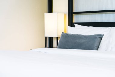 Hafif lamba ile yatakta güzel lüks rahat yastık