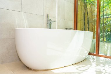 Beyaz lüks küvet banyo iç dekorasyonda