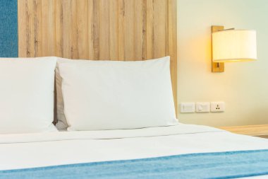 Hafif lamba ile yatak dekorasyonbeyaz rahat yastık