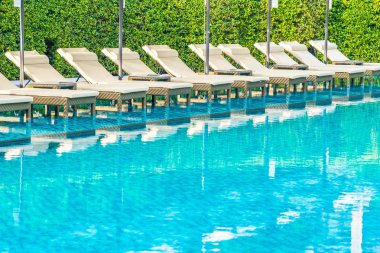 Otel re açık yüzme havuzu etrafında Şemsiye ve sandalye kanepe