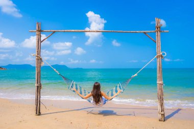 Portre güzel genç Asyalı kadın mutlu üzerinde boş zaman gülümsemek 