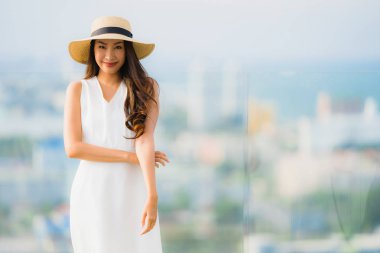 Portre güzel genç Asyalı kadın mutlu gülümseme ro üzerinde Relax