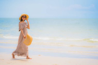 Portre güzel genç Asyalı kadın mutlu gülümseme Relax tr
