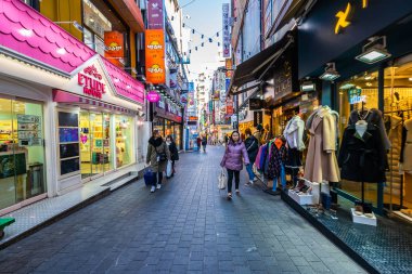 Seoul, Güney Kore 10 Aralık 2018: Myeong dong pazarı 