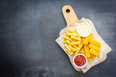 Balık parmak ve patates kızartması veya domates ketçap ve anne ile fiş