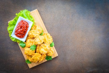 Derin yağda kızartılmış tavuk eti çağrı nugget domates veya ketçap sos ile