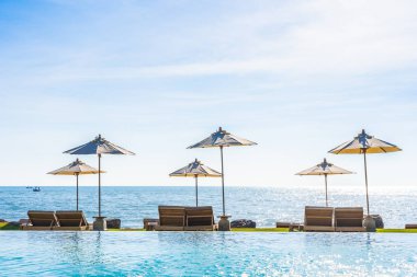 Deniz okyanus üzerinde sky şemsiye ve sandalye ile güzel manzara 