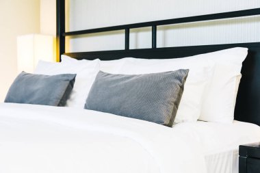 Hafif lamba ile yatakta güzel lüks rahat yastık