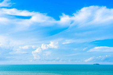Beyaz bulut ile güzel panoramik manzara veya deniz manzarası okyanus