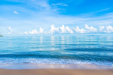 Beyaz bulut mavi gökyüzü ile güzel tropikal plaj deniz Okyanusu ve