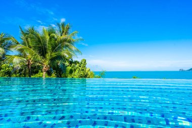 Deniz ile otel beldesinde güzel lüks açık yüzme havuzu 