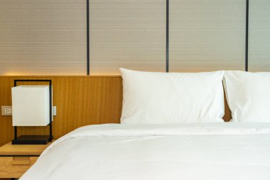 Güzel lüks rahat beyaz yastık ve battaniye yatakta