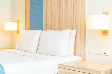 Hafif lamba ile yatak dekorasyonbeyaz rahat yastık