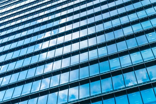 Piękna architektura biuro budynek drapacz chmur z okna gl — Zdjęcie stockowe