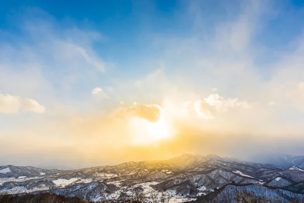 雪の冬の海での木の周りの山と美しい風景 — ストック写真