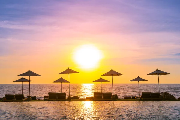 Ombrellone e sedia intorno alla piscina nel resort hotel per leis — Foto Stock