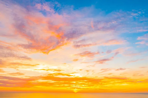 Sunr de deniz okyanusunun güzel açık tropikal doğa manzara — Stok fotoğraf