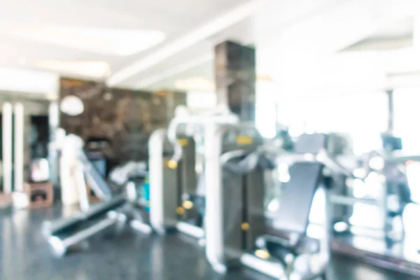 Equipo de fitness abstracto desenfocado y desenfocado en el interior de la sala de gimnasio —  Fotos de Stock