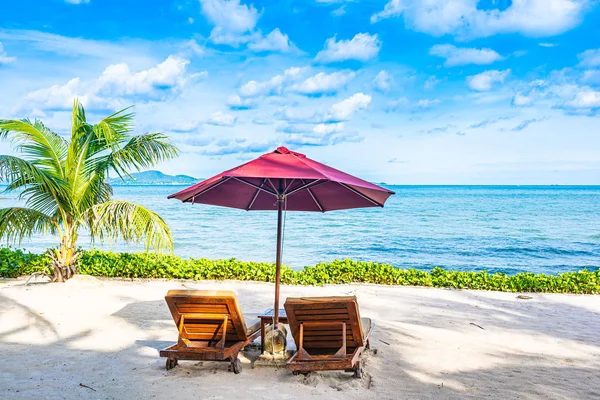 Hermoso paisaje de playa mar océano con cubierta de silla vacía y — Foto de Stock