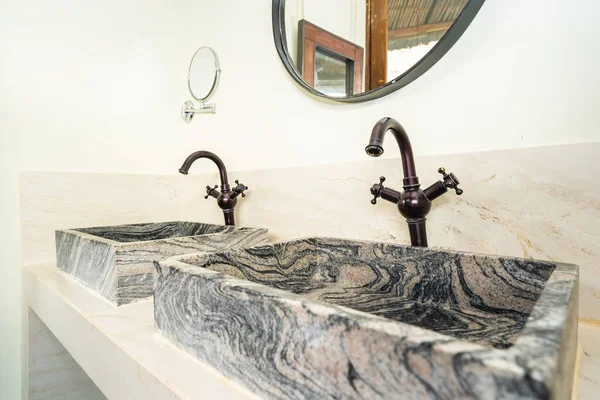 Раковина и кран воды кран украшения в ванной комнате — стоковое фото