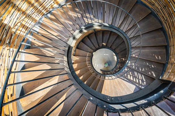 Krzywa spirala kształt drewniana dekoracja schodów zewnętrznych — Zdjęcie stockowe