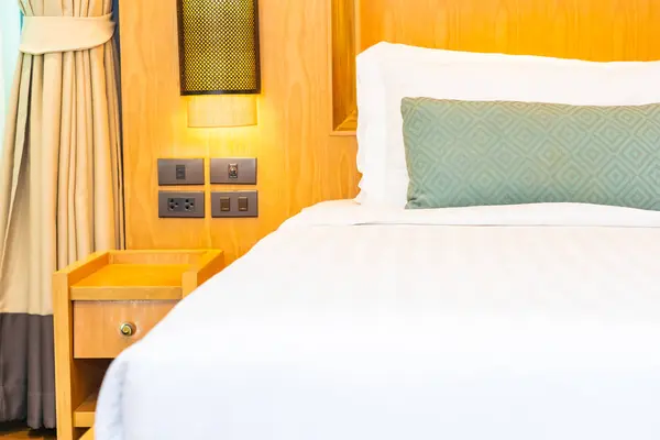 Hermosa manta de almohada blanca cómoda de lujo en la cama decorat — Foto de Stock