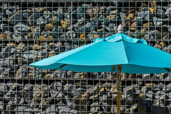 Paraguas y sofá silla alrededor de la piscina al aire libre en el hotel re —  Fotos de Stock