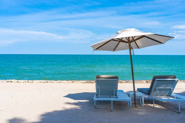 Beautiful umbrella and chair around beach sea ocean with blue sk — Stock Photo, Image