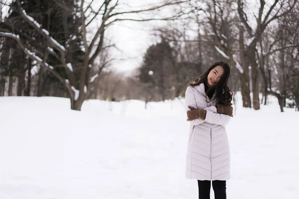 Bella giovane donna asiatica sorridente felice per il viaggio nella neve vincere — Foto Stock