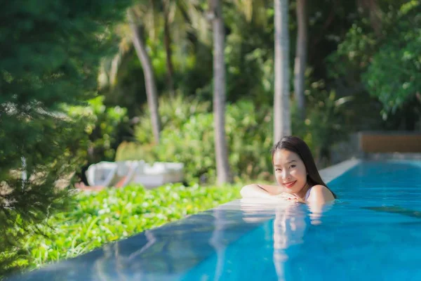 똥을 수영에서 초상화 아름 다운 젊은 아시아 여성 행복 미소 — 스톡 사진