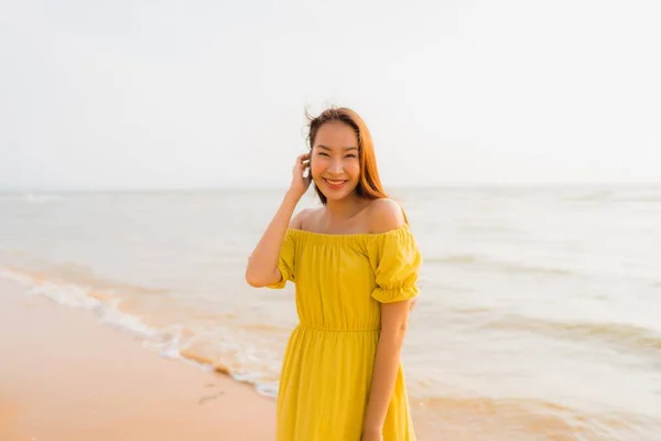 Retrato bonito jovem asiático mulher andar na praia e mar o — Fotografia de Stock