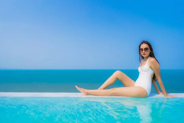 Retrato hermosa joven asiática mujer feliz sonrisa relajarse en swimmi —  Fotos de Stock