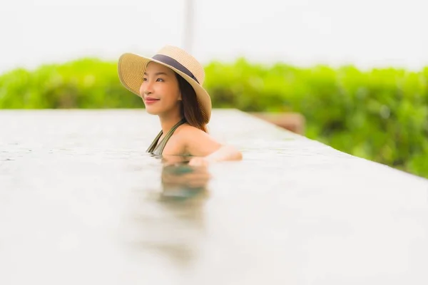 肖像画美しい若いアジアの女性は、豪華な屋外スウィでリラックス — ストック写真