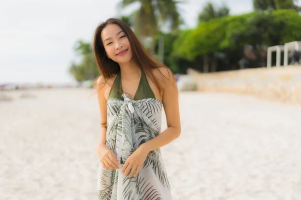 Portre güzel asya kadın mutlu gülümseme tropikal dinlenmek — Stok fotoğraf