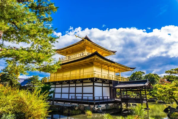 美丽的金阁寺与金色的亭子在京都日本 — 图库照片