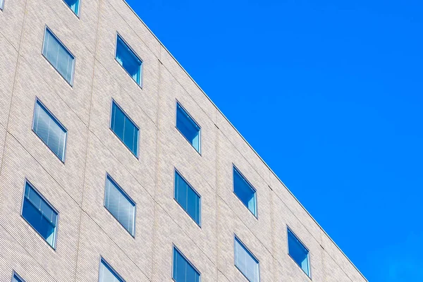 Bel immeuble de bureaux d'architecture avec windo en verre — Photo