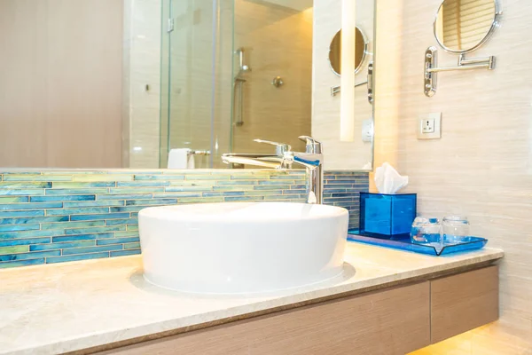 Torneira de água e decoração de pia branca no interior do banheiro — Fotografia de Stock