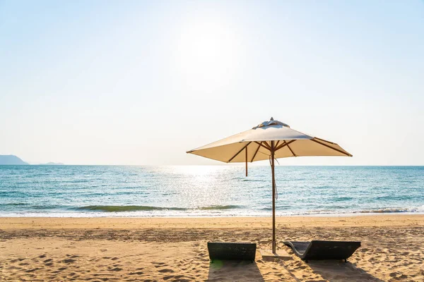 Sedia ombrellone e lounge sulla bellissima spiaggia mare oceano su sk — Foto Stock